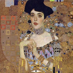 Op de afbeelding: Een schilderij van een vrouw in een gouden en blauwe jurk met een geometrisch patroon. De vrouw draagt een zwarte hoed en heeft donker haar. De achtergrond is goud- en bruin van kleur met een draaiend patroon.