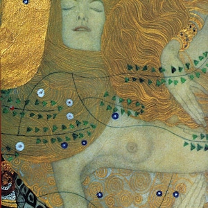 Op de afbeelding: Een schilderij van een vrouw met lang, golvend, gouden haar. Ze ligt met haar ogen dicht. De achtergrond is een wervelend patroon van goud en groen.