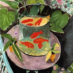 Könnte beinhalten: Ein Gemälde, das eine Glasschale mit vier darin schwimmenden Goldfischen zeigt. Die Schale steht auf einem Tisch mit einer rosa Tischdecke. Im Hintergrund sind grüne Pflanzen und rosa Blumen zu sehen.