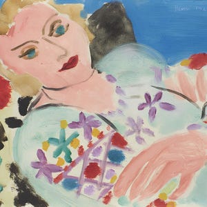 Könnte beinhalten: Ein Gemälde einer Frau mit blonden Haaren, die auf einem gemusterten Hintergrund liegt. Sie trägt ein hellblaues Kleid mit violetten Blumen und einen rosa-weißen gemusterten Stoff. Der Hintergrund ist leuchtend blau.