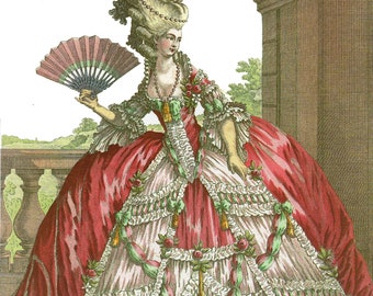 Puede incluir: Una mujer con un vestido rojo y blanco con un gran tocado elaborado. Está sosteniendo un abanico y está de pie frente a un pilar de piedra.