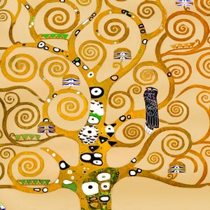 Op de afbeelding: Een schilderij van een gestileerde boom met een gouden stam en takken. De takken zijn versierd met draaiende patronen en kleine, kleurrijke vormen. De boom staat tegen een lichtbeige achtergrond.