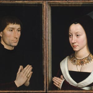 Op de afbeelding: Een tweeluikschilderij met twee portretten. De man, in een zwart overhemd, heeft zijn handen gevouwen in gebed. De vrouw, in een zwarte jurk, draagt een decoratieve ketting en een zwarte hoofdbedekking met een doorschijnende sluier.