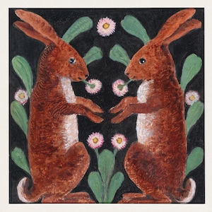 Pode incluir: Dois coelhos marrons de frente um para o outro, cada um com uma flor rosa na boca, sobre um fundo preto com folhas verdes e flores rosas.