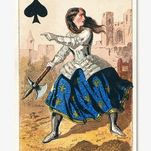 Könnte beinhalten: Vintage Spielkarte mit einer Frau in Rüstung, die eine Stangenwaffe hält und zeigt. Die Karte ist ein Pik, mit dem Symbol in der oberen linken Ecke. Die Frau trägt einen blauen Rock mit goldenen Akzenten, im Hintergrund ist eine Burg zu sehen.