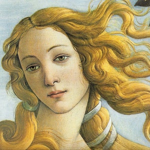 Könnte beinhalten: Ein Nahaufnahmeporträt einer Frau mit langen, fließenden goldenen Haaren. Ihre Augen sind tiefbraun und ihre Lippen leicht geöffnet. Der Hintergrund ist ein sanftes Blau.
