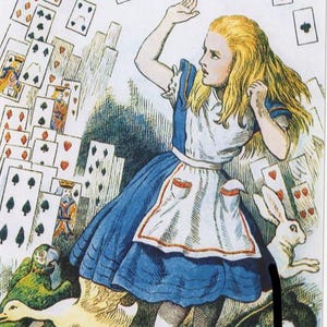 Könnte beinhalten: Illustration aus Alice im Wunderland, die ein junges Mädchen in einem blauen Kleid und einer weißen Schürze zeigt, umgeben von fallenden Spielkarten. Ein weißes Kaninchen, ein Papagei und andere Kreaturen sind ebenfalls vorhanden.