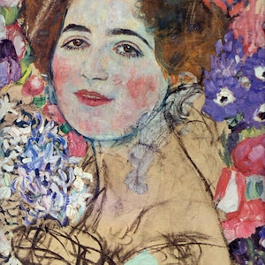 Op de afbeelding: Een schilderij van een vrouw met bruin haar op een lichtblauwe achtergrond. Ze draagt een witte jurk en heeft bloemen om haar hoofd en nek. De bloemen zijn in tinten roze, paars en wit.