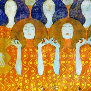 Op de afbeelding: Een abstract schilderij met meerdere figuren met gesloten ogen en gestileerde kenmerken. De figuren dragen oranje jurken met gele stip- en wervelpatronen. Elke figuur houdt kleine bloemen vast, tegen een achtergrond met blauwe en gele elementen.