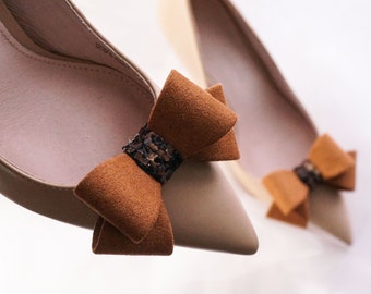 Clips de zapatos marrones para mujer con lentejuelas con estampado de guepardo, clips de zapatos de tela de ante sintético, accesorios de zapatos de ante marrón, clips de zapatos con lazo de guepardo