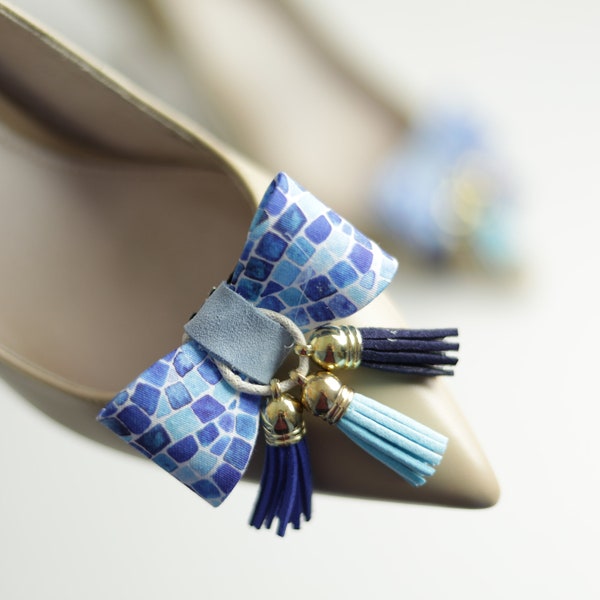 Mosaik-Stoff Blau Schuhschleifen mit Mini-Quasten, Retro-Druck Quaste Schuhclips, Baby Blau Schuhclips Bögen, Boho Quasten Hochzeit Schuhclips