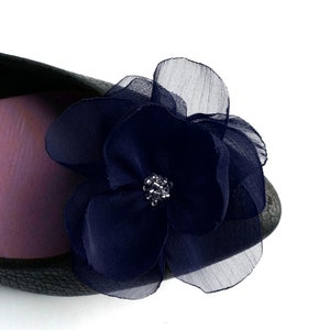 Fermagli per scarpe in tessuto chiffon blu scuro per donne, peonie finte in tessuto blu per sandali da sposa, qualcosa di blu per il matrimonio, scarpe da sposa blu immagine 4