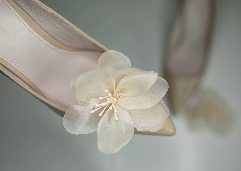 Beautiful Flower Wedding Shoes Clips, Beige Chiffon Fabric Flowers Shoe Clips for Women, Artificial Peony White Wedding Flower Accessories Beige