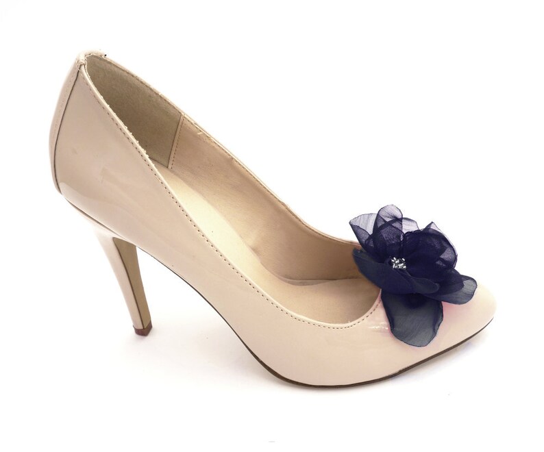 Fermagli per scarpe in tessuto chiffon blu scuro per donne, peonie finte in tessuto blu per sandali da sposa, qualcosa di blu per il matrimonio, scarpe da sposa blu immagine 2