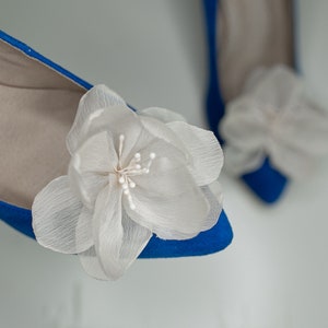 Beautiful Flower Wedding Shoes Clips, Beige Chiffon Fabric Flowers Shoe Clips for Women, Artificial Peony White Wedding Flower Accessories Ivory + white stamen