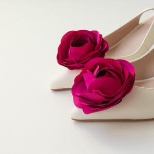Pinces à chaussures roses fuchsis faites à la main - Accessoires floraux élégants pour la mariée, chaussures plates, sandales, pinces à chaussures pivoines, chaussures de mariage personnalisées