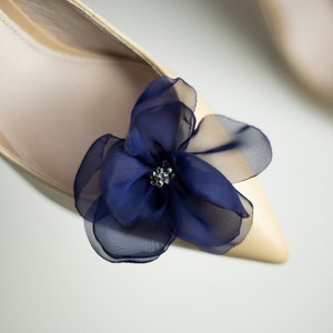 Fermagli per scarpe in tessuto chiffon blu scuro per donne, peonie finte in tessuto blu per sandali da sposa, qualcosa di blu per il matrimonio, scarpe da sposa blu immagine 1