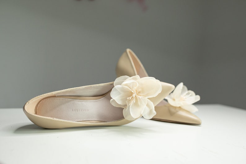 Beautiful Flower Wedding Shoes Clips, Beige Chiffon Fabric Flowers Shoe Clips for Women, Artificial Peony White Wedding Flower Accessories image 2