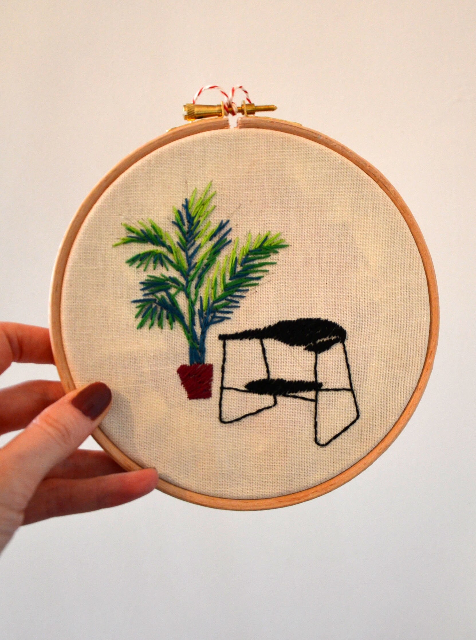 Black Chair - Tambour Brodé Pour Décoration Murale