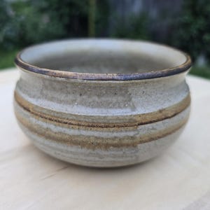 1980年代のブラウンとクリーム色のボウル、スタジオ陶器のサイン入り