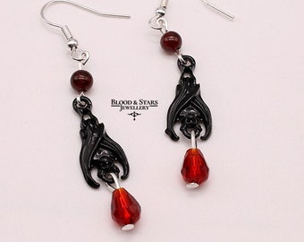 Boucles d'oreilles gothiques suspendues en forme de larme de chauve-souris vampire rouge noir argent