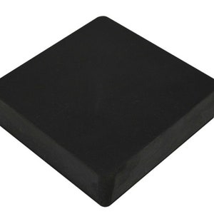 Könnte beinhalten: Ein schwarzer quadratischer Schaumstoffblock. Der Block ist etwa 15 cm breit und 15 cm lang.