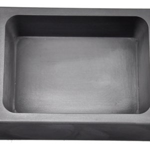 Puede incluir: Un crisol rectangular gris oscuro con un interior empotrado. El crisol tiene un acabado liso y mate y esquinas redondeadas. Los lados son gruesos, lo que sugiere que está diseñado para aplicaciones de alta temperatura.