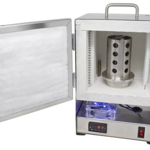 以下が含まれることがあります： デジタル温度表示と内蔵ファンを備えたステンレス製のラボ用オーブン。オーブンのドアが開いており、白い断熱材で覆われた内部に円筒形の金属チャンバーが見える。オーブンには「Made in USA」のラベルが貼られている。