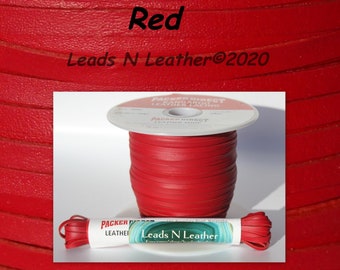 Puede incluir: Cordón de cuero rojo, enrollado alrededor de un carrete, con una etiqueta que dice "Leads N Leather®2020".