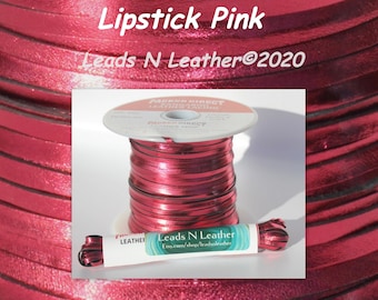 Puede incluir: Una bobina de cordón de cuero metálico rosa labial, de 5 mm de ancho, de la marca Leads N Leather. El cordón está enrollado alrededor de una bobina blanca con las palabras "Packer Direct Leather Findings" impresas en ella. El cordón también se muestra en una imagen de primer plano con una pequeña etiqueta que dice "Leads N Leather Etsy.com/shop/leadsnleather".