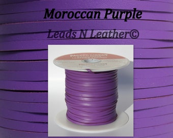 Puede incluir: Un carrete de cordón de cuero morado, etiquetado como "Moroccan Purple Leads N Leather©" y "Packer Direct Leather Lacing".