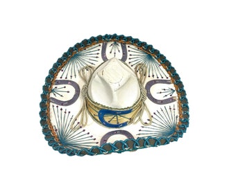 Sombrero mariachi mexicain authentique vintage, sombrero antique orné avec des paillettes de fers à cheval et du ruban, sombrero haut couronné