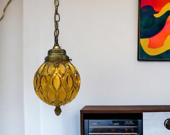 Suspension vintage moderne Swag, lampe Swag rétro ronde, ambrée et dorée avec chaîne, éclairage des années 60, décoration Mid Mod