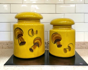 ensemble de boîtes de champignons vintage, boîtes de poterie rétro de Los Angeles 1969, décor de cuisine, boîte en céramique jaune et brune des années 60