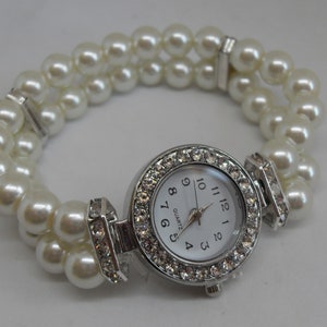 Reloj de pulsera para mujer con cristales color crema y perla para bodas y ocasiones especiales.