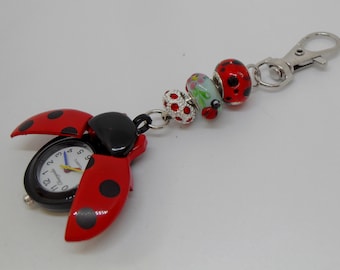 Lindo reloj de bolsillo con dije de mariquita y cuentas de mariquita