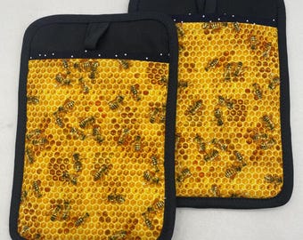 Zwei quadratische Taschen-Topflappen - BIENEN, Imker, Gärtner, Bienenhaus, Honig, Wabe, Bestäuber