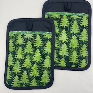 Dos agarraderas cuadradas para ollas - ÁRBOLES BATIK, hoja perenne, abeto, pino, pícea, conífera, árbol de Navidad, bosque