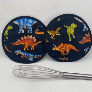 Dos agarraderas para ollas - DINOSAURIOS, brontosaurio, braquiosaurio, estegosaurio, pterodáctilo, T-Rex, velociraptor, paleontología, historia natural