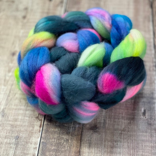 100 g Hand Dyed BFL & Bio-Nylon Blend Wool Top in Teal and Neon Green - Electric Tropics