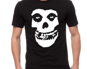 Könnte beinhalten: Schwarzes T-Shirt mit Rundhalsausschnitt und weißem Totenkopf-Motiv. Der Totenkopf hat große Augenhöhlen und ein breites Grinsen. Das T-Shirt besteht aus einem weichen Material. Ein klassisches Design.