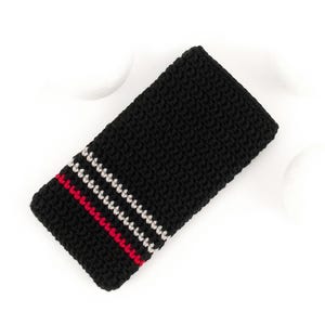 Puede incluir: Funda de tel&eacute;fono de crochet negro con rayas rojas y blancas.