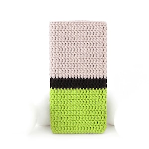 Könnte beinhalten: Eine gehäkelte Tasche mit einem gestreiften Muster in Pink, Schwarz und Grün.