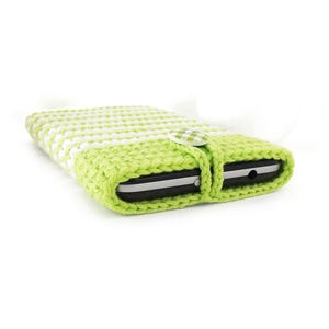 Puede incluir: Una funda rectangular para tel&eacute;fono hecha de hilo de ganchillo en color verde lima y blanco. La funda presenta un patr&oacute;n de punto texturizado y un cierre de bot&oacute;n de tela de cuadros vichy verde lima y blanco que asegura el dispositivo.
