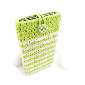 Puede incluir: Una funda de ganchillo para tel&eacute;fono a rayas verde lima y blancas, con una secci&oacute;n superior en verde lima s&oacute;lido, un cierre de bucle de ganchillo a juego y un bot&oacute;n redondo con estampado de cuadros vichy verde lima y blanco.