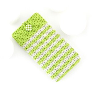 Puede incluir: Una funda rectangular de ganchillo con rayas horizontales en verde lima y blanco. La funda se asegura en la parte superior con un peque&ntilde;o bot&oacute;n redondo de estampado de cuadros vichy verde y blanco unido a una trabilla de ganchillo.