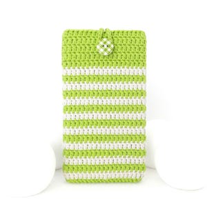 Puede incluir: Una funda de tel&eacute;fono rectangular de ganchillo con rayas horizontales en hilo verde lima y blanco. La funda se asegura en la parte superior con un peque&ntilde;o lazo y un bot&oacute;n redondo decorado con un patr&oacute;n de cuadros vichy blanco y verde.