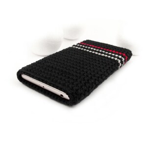 Puede incluir: Funda de tel&eacute;fono de crochet negro con rayas rojas y blancas.