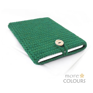 Puede incluir: Funda de cuaderno de punto de ganchillo verde con cierre de botón de madera. La funda está hecha con un patrón de punto texturizado.