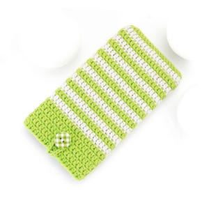 Puede incluir: Una funda rectangular de ganchillo con rayas horizontales alternas de hilo verde lima y blanco. El estuche se asegura con un &uacute;nico bot&oacute;n redondo que presenta un patr&oacute;n de cuadros verde y blanco, situado cerca del borde inferior.